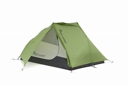 Grøn letvægt to-personers telt med dobbelt døre og to store opbevaringsvestibuler, velegnet til 3+ sæsoner.